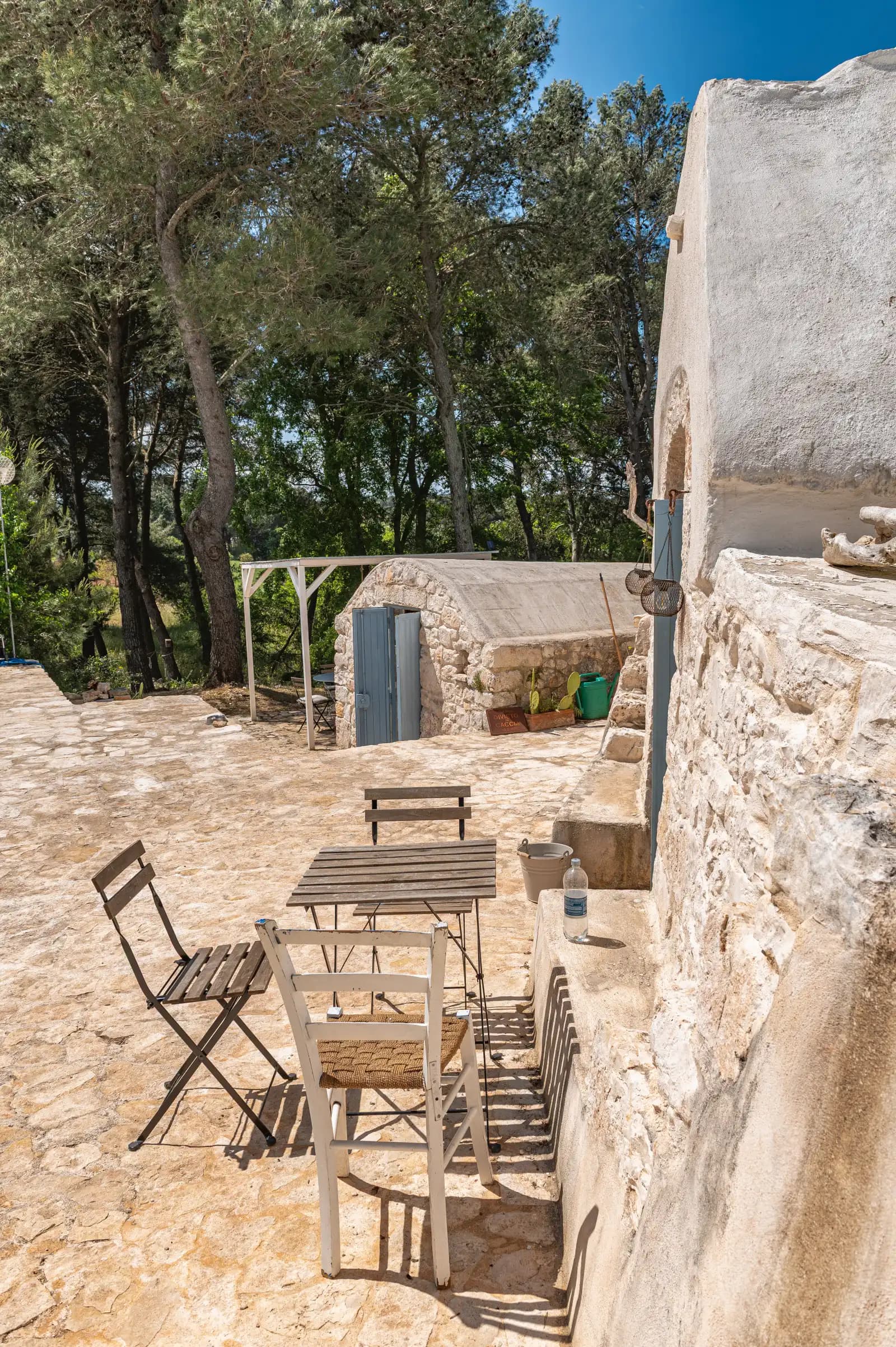 Trulli Lupoli, blauwe deur en terras in Apulië